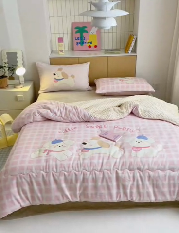 91家纺网 家纺一手货源 找家纺 2024新款卡通大版高克重牛奶绒豆豆被四件套 三只汪