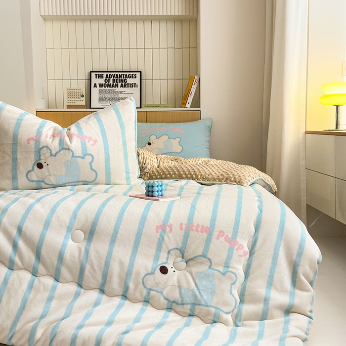 91家纺网 家纺一手货源 找家纺 2024新款卡通大版高克重牛奶绒豆豆被四件套 竖条狗狗蓝