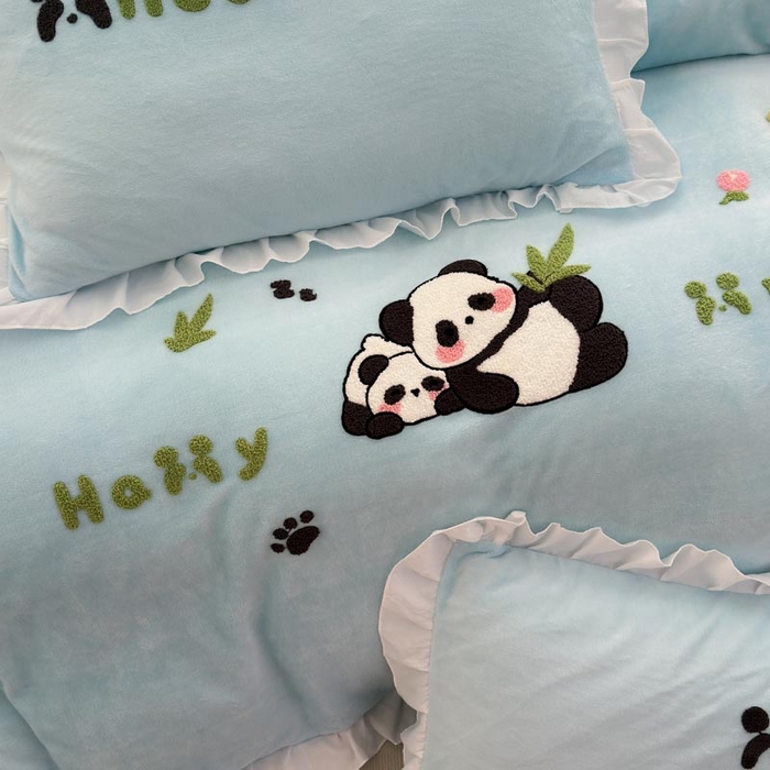 91家纺网 家纺一手货源 找家纺 易禾家纺 2024新款高克重加厚保暖牛奶绒四件套熊猫宝宝系列 熊猫宝宝--蓝