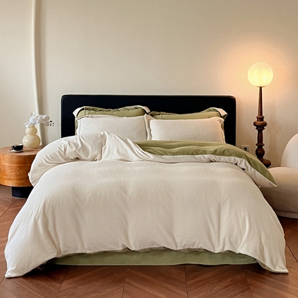 91家纺网 家纺一手货源 找家纺 （总）万盛家纺 2025新款全消光加厚230克牛奶绒拼色四件套 