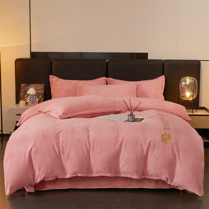 91家纺网 家纺一手货源 找家纺 招财狼家纺  2024新款7斤高克重牛奶绒刺绣四件套 山茶花-公主粉