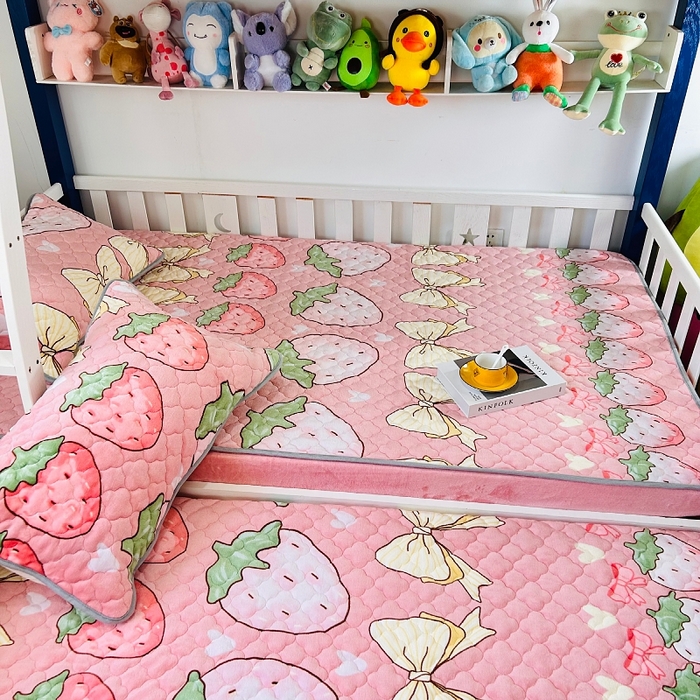 91家纺网 家纺一手货源 找家纺 小虾米 2024新款加厚上下床牛奶绒夹棉床笠款 草莓