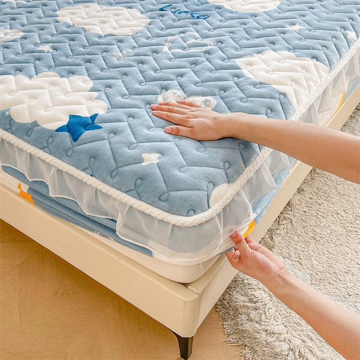 91家纺网 家纺一手货源 找家纺 小萌虎 2024新款牛奶绒夹棉花边床笠 在云端