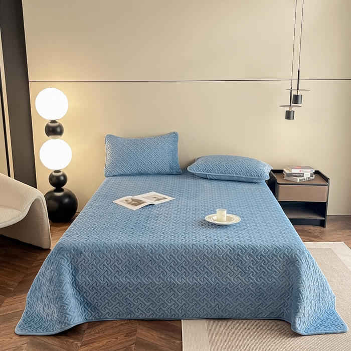 91家纺网 家纺一手货源 找家纺 欧邦 新款提花针织绒牛奶绒单被套夹棉床盖三件套四件套 初见-蔚蓝