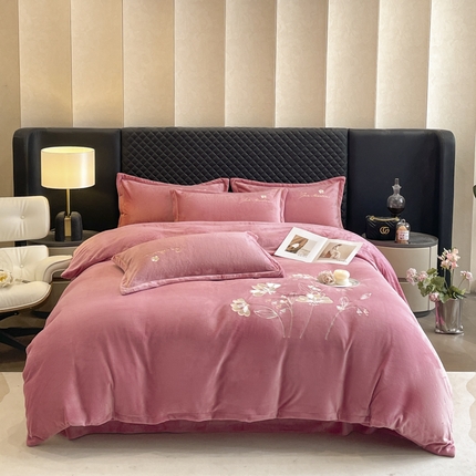 91家纺网 家纺一手货源 找家纺 畅畅家纺 2024秋冬新款牛奶绒绣花四件套 芳华-伊莉莎系列 伊莉莎-豆沙