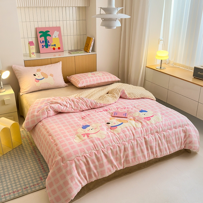 91家纺网 家纺一手货源 找家纺 2024新款卡通大版高克重牛奶绒豆豆被四件套 三只汪