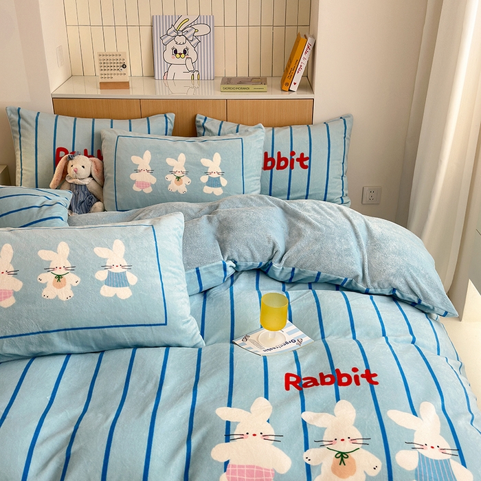 91家纺网 家纺一手货源 找家纺 2024新款大版卡通双面高克重牛奶绒床单款四件套 三只兔