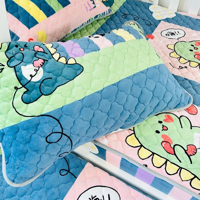 91家纺网 家纺一手货源 找家纺 小虾米 2024新款加厚上下床牛奶绒夹棉床笠款 恐龙宝宝