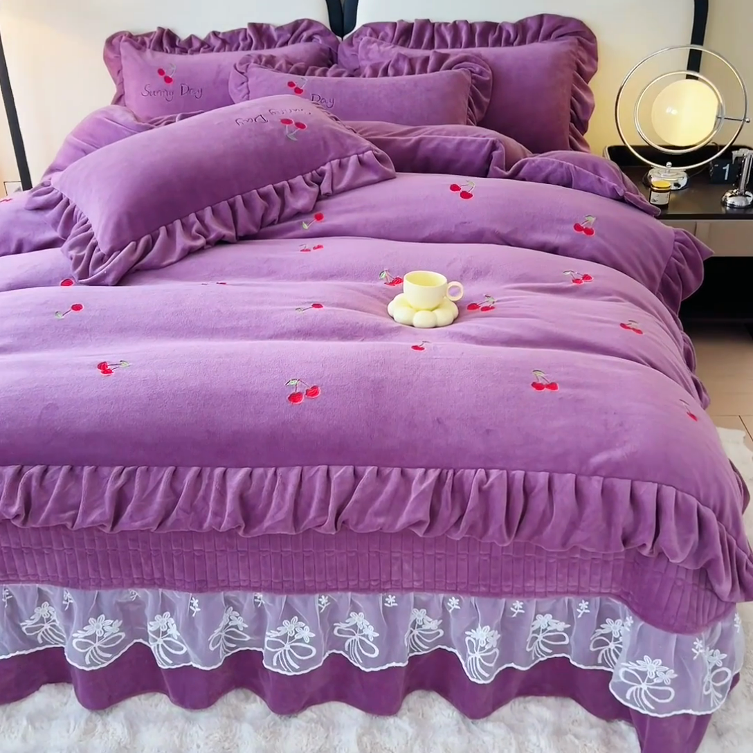 91家纺网 家纺一手货源 找家纺 找底底家纺 2024新款加厚高克重14斤牛奶绒床盖四件套满版刺绣纯色牛奶绒床盖四件套（有量有价，提供买家秀） 1加厚雾紫色