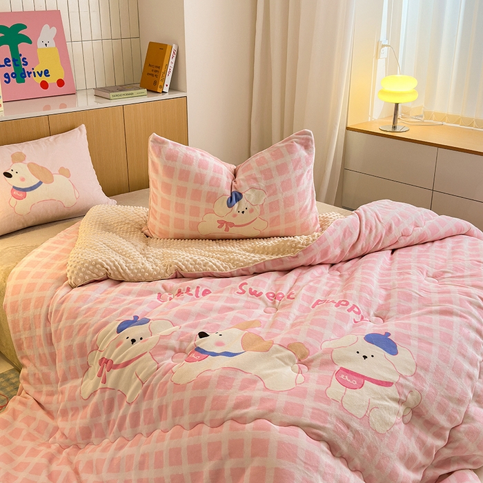 91家纺网 家纺一手货源 找家纺 2024新款卡通大版高克重牛奶绒豆豆被四件套 三只汪