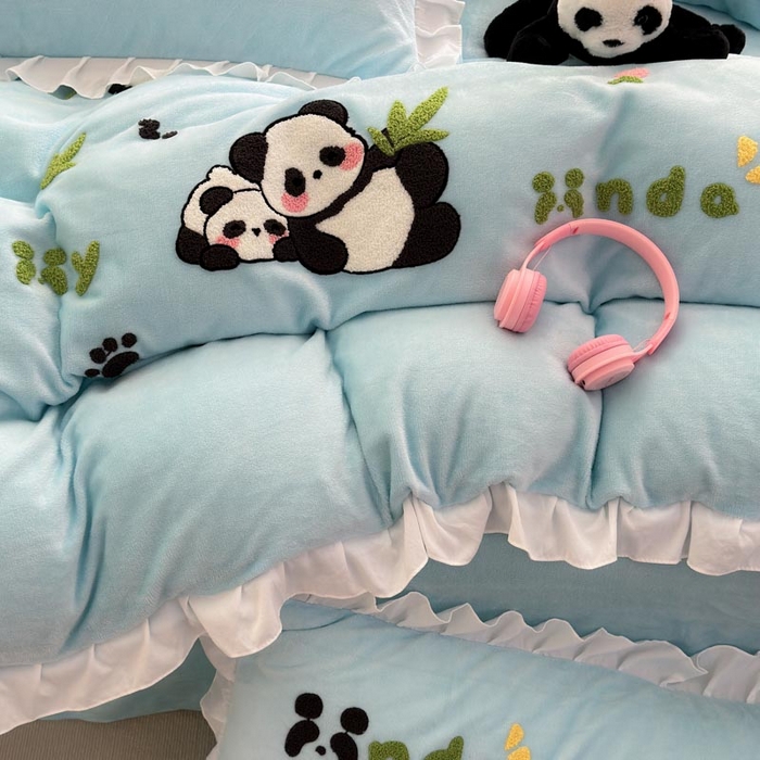 91家纺网 家纺一手货源 找家纺 易禾家纺 2024新款高克重加厚保暖牛奶绒四件套熊猫宝宝系列 熊猫宝宝--蓝