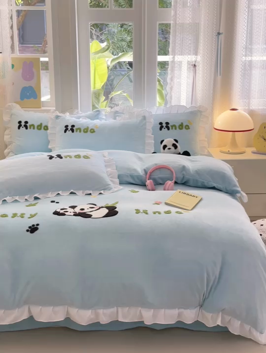 91家纺网 家纺一手货源 找家纺 易禾家纺 2024新款高克重加厚保暖牛奶绒四件套熊猫宝宝系列 熊猫宝宝--蓝