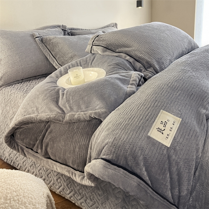 91家纺网 家纺一手货源 找家纺 欧邦 新款提花针织绒牛奶绒单被套夹棉床盖三件套四件套 初见-珍珠灰