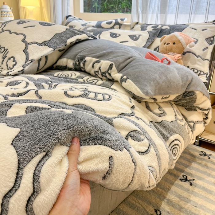 91家纺网 家纺一手货源 找家纺 贝扬思家纺 2024新款加厚雪花绒印花四件套 好多黑球