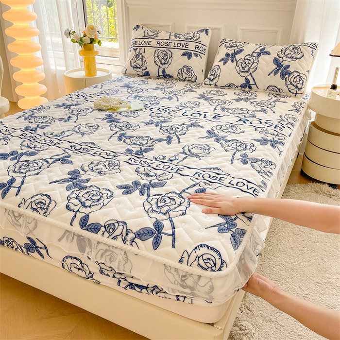 91家纺网 家纺一手货源 找家纺 小萌虎 2024新款牛奶绒夹棉花边床笠 玫瑰物语