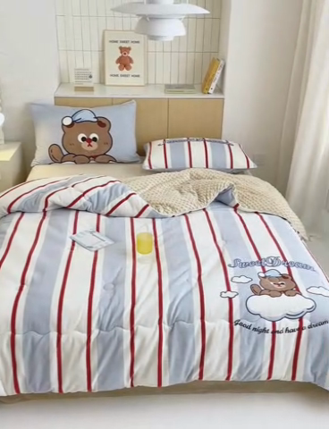 91家纺网 家纺一手货源 找家纺 2024新款卡通大版高克重牛奶绒豆豆被四件套 云朵熊