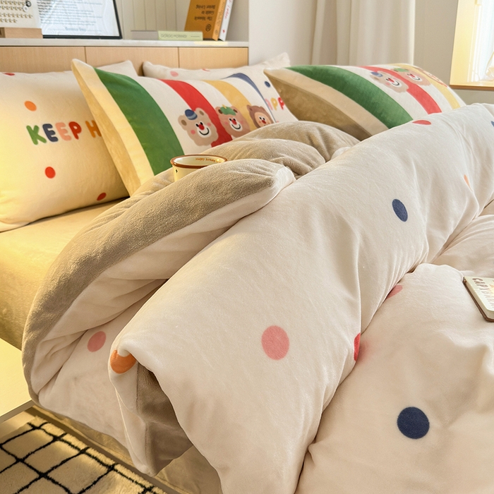 91家纺网 家纺一手货源 找家纺 2024新款大版卡通双面高克重牛奶绒床单款四件套 三只熊