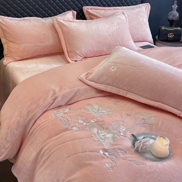 91家纺网 家纺一手货源 找家纺 畅畅家纺 2024秋冬新款牛奶绒绣花四件套 芳华-伊莉莎系列 伊莉莎-浅粉