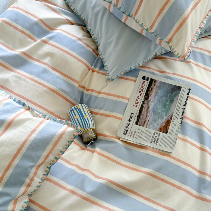 91家纺网 家纺一手货源 找家纺 艾莱家纺 2024新款七彩贝壳系列100S全棉柔顺加厚磨毛四件套 幻珊-蓝宽条