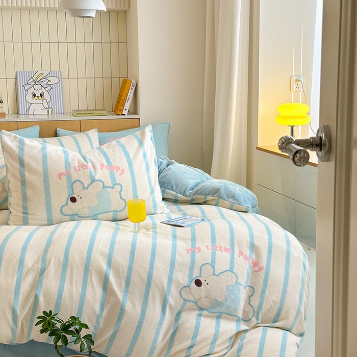 91家纺网 家纺一手货源 找家纺 2024新款大版卡通双面高克重牛奶绒床单款四件套 竖条狗狗蓝