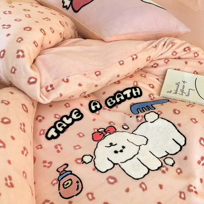 91家纺网 家纺一手货源 找家纺 呗旺鹿 2024新款高克重卡通印花牛奶绒四件套毛巾绣牛奶绒四件套 爱洗澡的几米