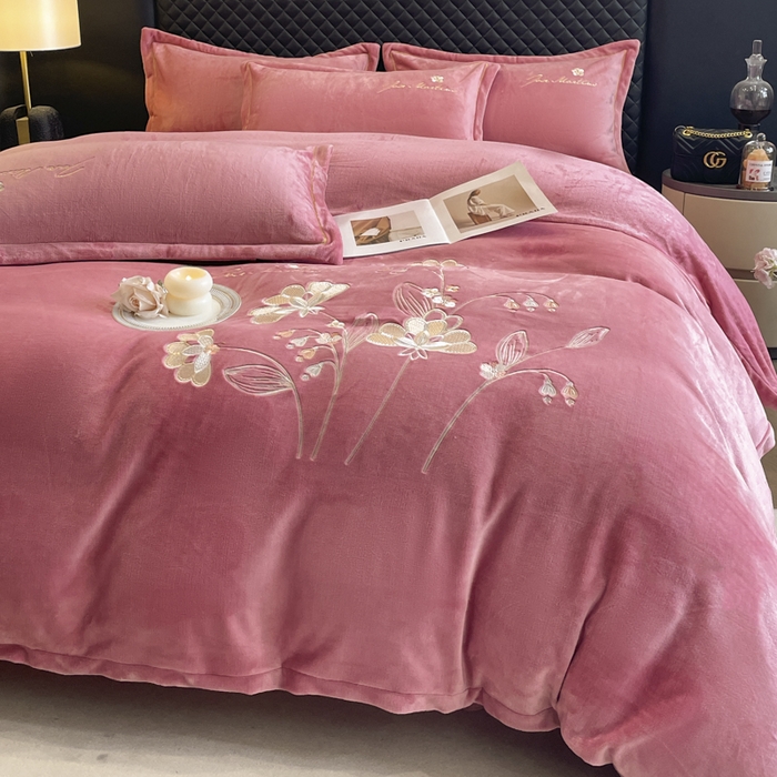 91家纺网 家纺一手货源 找家纺 畅畅家纺 2024秋冬新款牛奶绒绣花四件套 芳华-伊莉莎系列 伊莉莎-豆沙