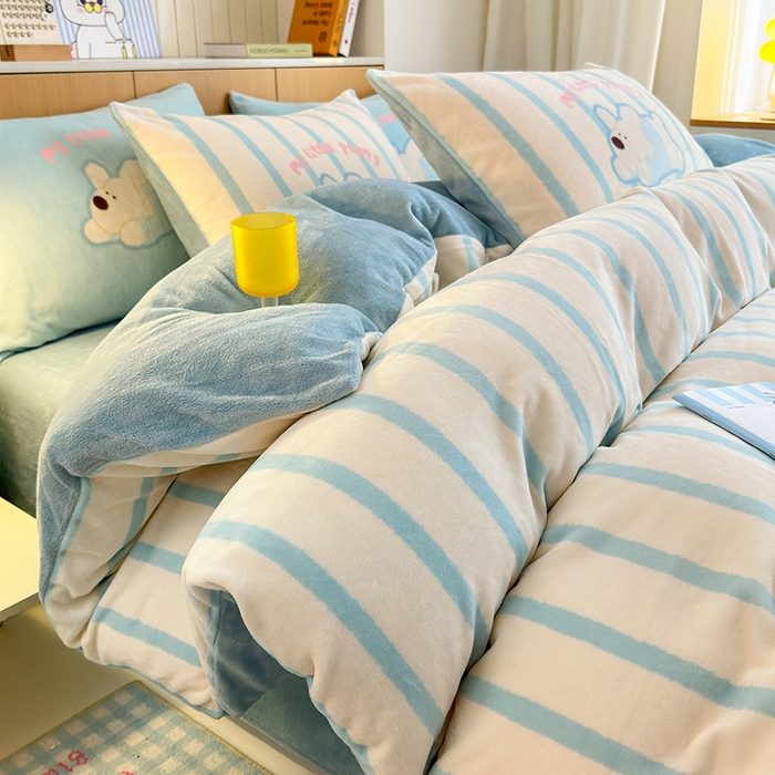 91家纺网 家纺一手货源 找家纺 2024新款大版卡通双面高克重牛奶绒床单款四件套 竖条狗狗蓝