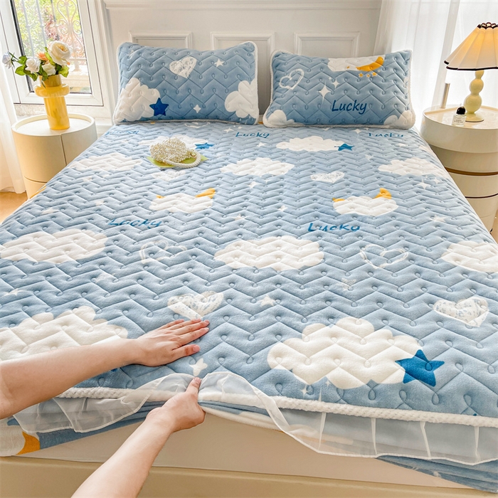 91家纺网 家纺一手货源 找家纺 小萌虎 2024新款牛奶绒夹棉花边床笠 在云端