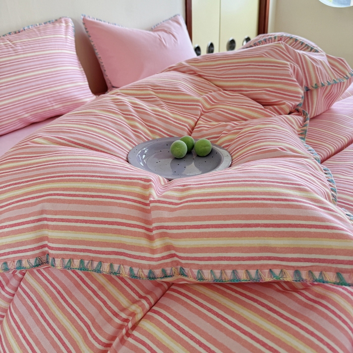 91家纺网 家纺一手货源 找家纺 艾莱家纺 2024新款七彩贝壳系列100S全棉柔顺加厚磨毛四件套 幻珊-粉细条