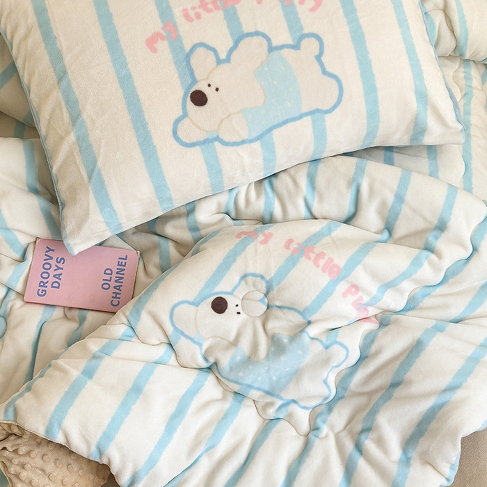 91家纺网 家纺一手货源 找家纺 2024新款卡通大版高克重牛奶绒豆豆被四件套 竖条狗狗蓝