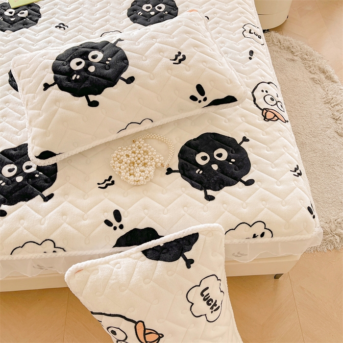 91家纺网 家纺一手货源 找家纺 小萌虎 2024新款牛奶绒夹棉花边床笠 黑豆精灵