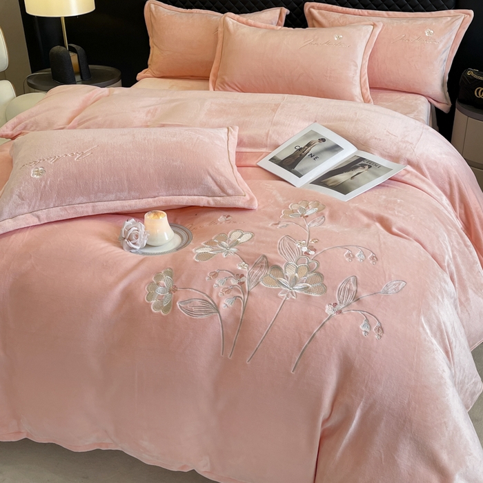 91家纺网 家纺一手货源 找家纺 畅畅家纺 2024秋冬新款牛奶绒绣花四件套 芳华-伊莉莎系列 伊莉莎-浅粉