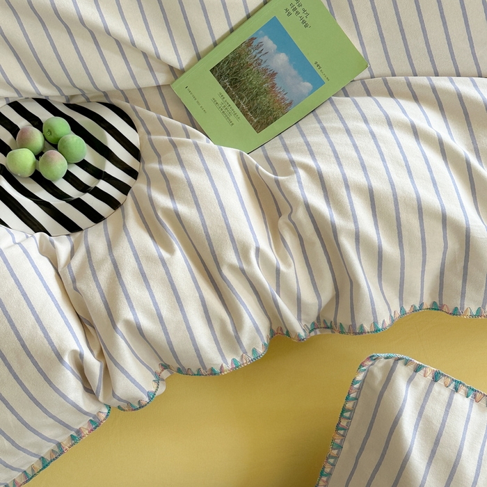 91家纺网 家纺一手货源 找家纺 艾莱家纺 2024新款七彩贝壳系列100S全棉柔顺加厚磨毛四件套 幻珊-蓝黄中条