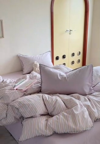 91家纺网 家纺一手货源 找家纺 艾莱家纺 2024新款七彩贝壳系列100S全棉柔顺加厚磨毛四件套 幻珊-紫细条