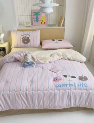 91家纺网 家纺一手货源 找家纺 2024新款卡通大版高克重牛奶绒豆豆被四件套 好朋友