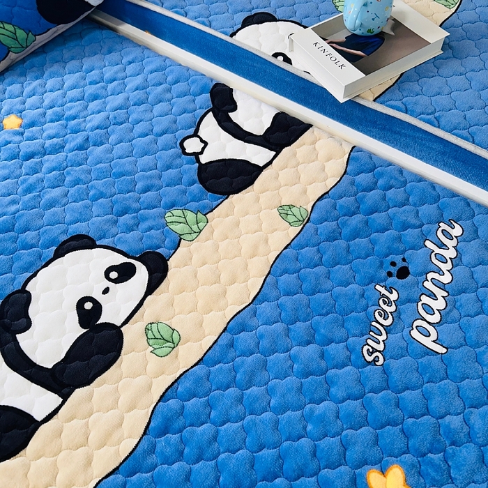 91家纺网 家纺一手货源 找家纺 小虾米 2024新款加厚上下床牛奶绒夹棉床笠款 熊猫帕帕