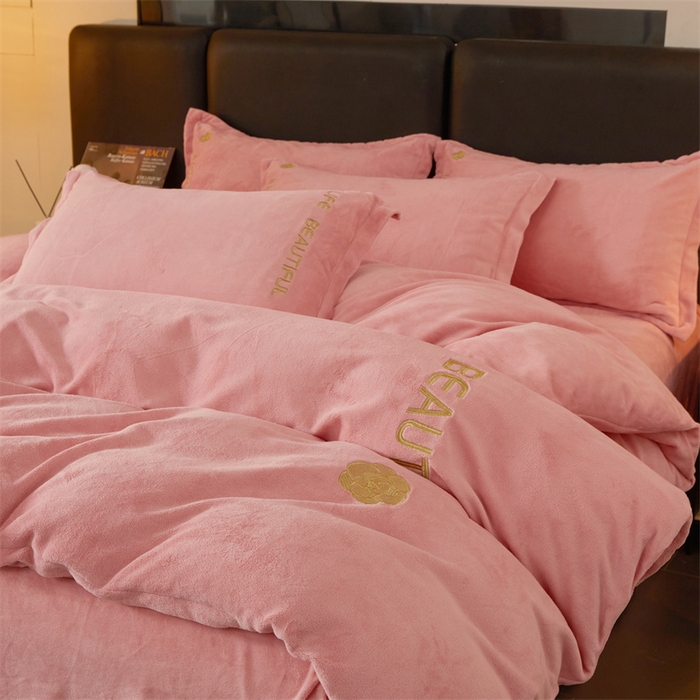 91家纺网 家纺一手货源 找家纺 招财狼家纺  2024新款7斤高克重牛奶绒刺绣四件套 山茶花-公主粉