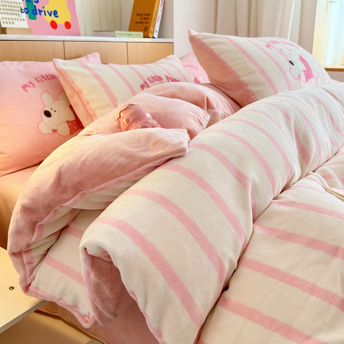 91家纺网 家纺一手货源 找家纺 2024新款大版卡通双面高克重牛奶绒床单款四件套 竖条狗狗粉