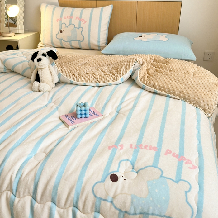 91家纺网 家纺一手货源 找家纺 2024新款卡通大版高克重牛奶绒豆豆被四件套 竖条狗狗蓝