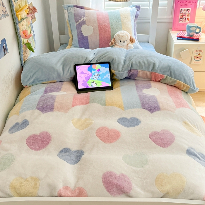 91家纺网 家纺一手货源 找家纺 川悦生活 2024新款雪花绒宿舍三件套 彩虹爱心兰