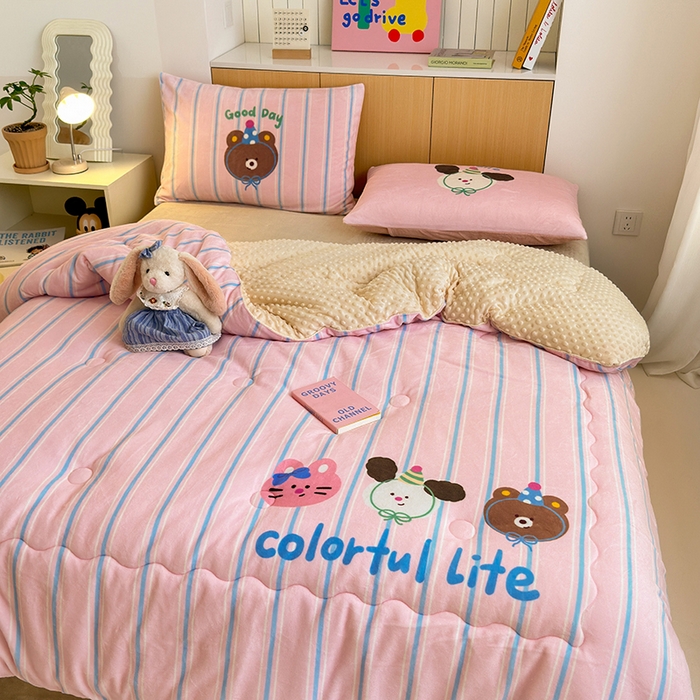 91家纺网 家纺一手货源 找家纺 2024新款卡通大版高克重牛奶绒豆豆被四件套 好朋友