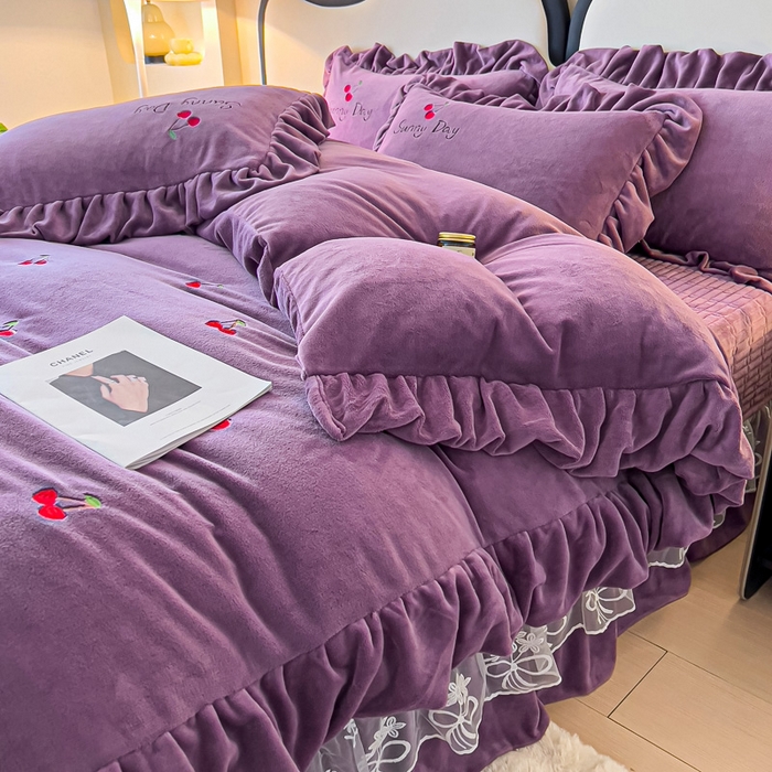 91家纺网 家纺一手货源 找家纺 找底底家纺 2024新款加厚高克重14斤牛奶绒床盖四件套满版刺绣纯色牛奶绒床盖四件套（有量有价，提供买家秀） 1加厚雾紫色