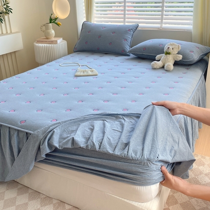 91家纺网 家纺一手货源 找家纺 （总）尊康家纺（原磊科） 2024新款全棉色织床裙款床笠-两情相悦