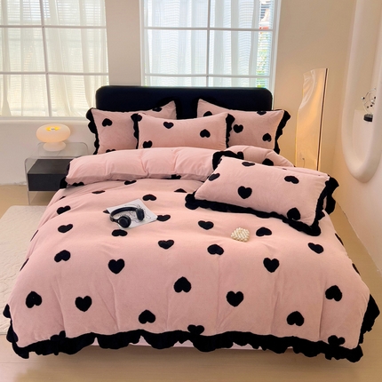 91家纺网 家纺一手货源 找家纺 米莱家纺 2024新款高克重剪花雕花阳离子牛奶绒四件套 爱心-粉