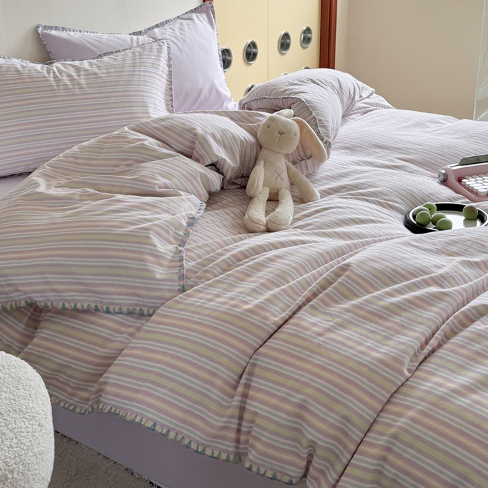 91家纺网 家纺一手货源 找家纺 艾莱家纺 2024新款七彩贝壳系列100S全棉柔顺加厚磨毛四件套 幻珊-紫细条