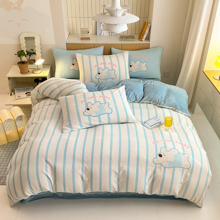 91家纺网 家纺一手货源 找家纺 2024新款大版卡通双面高克重牛奶绒床单款四件套 竖条狗狗蓝