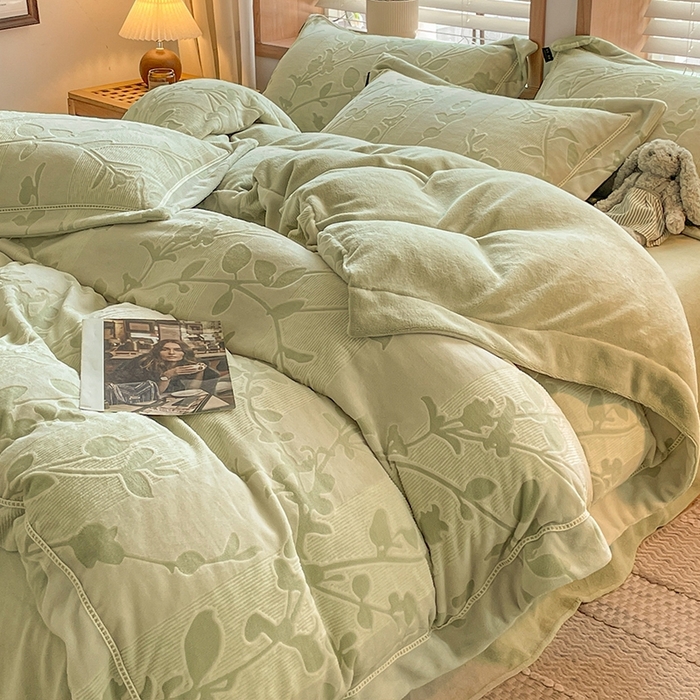 91家纺网 家纺一手货源 找家纺 简如 2025新款A类加厚冰岛立体雕花牛奶绒浮雕绒四件套（有买家秀） 花蔓-草绿