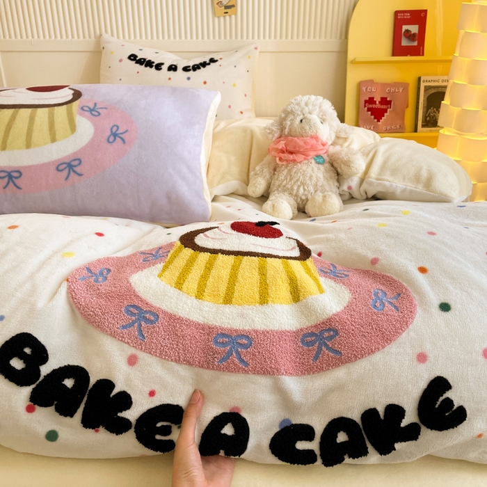 91家纺网 家纺一手货源 找家纺 呗旺鹿 2024新款高克重卡通印花牛奶绒四件套毛巾绣牛奶绒四件套 樱桃蛋糕