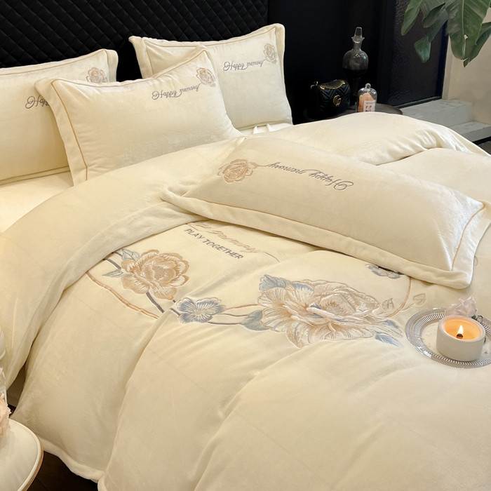 91家纺网 家纺一手货源 找家纺 畅畅家纺 2024秋冬新款牛奶绒绣花四件套 芳华-伊莉莎系列 芳华-米白