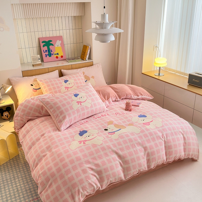 91家纺网 家纺一手货源 找家纺 2024新款大版卡通双面高克重牛奶绒床单款四件套 三只汪